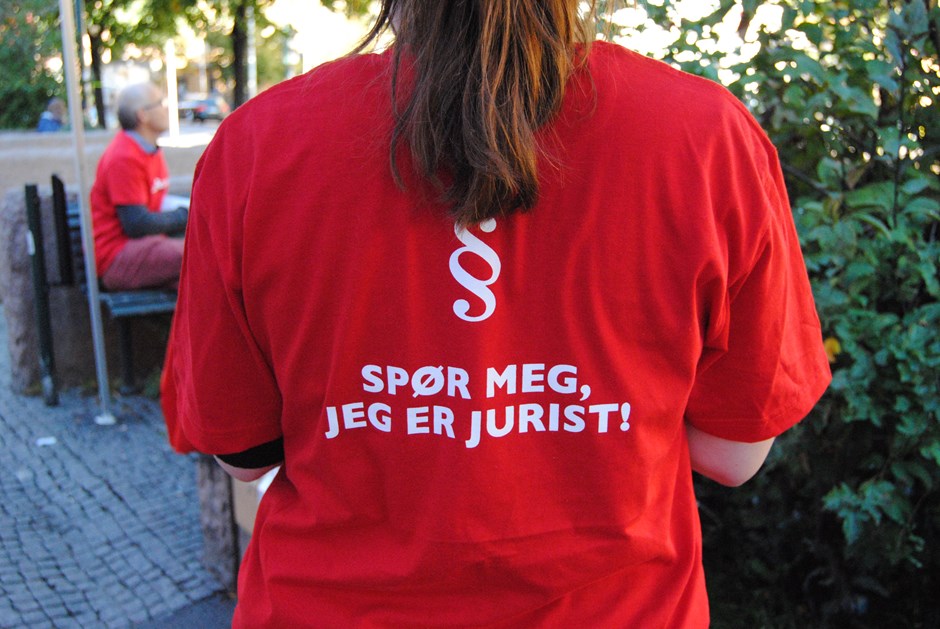 Person med Juristdagen-t-skjorte. "Spør meg, jeg er jurist".
